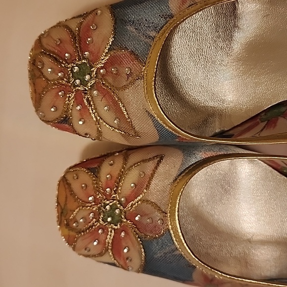 Shoes - Picture 6 of 8